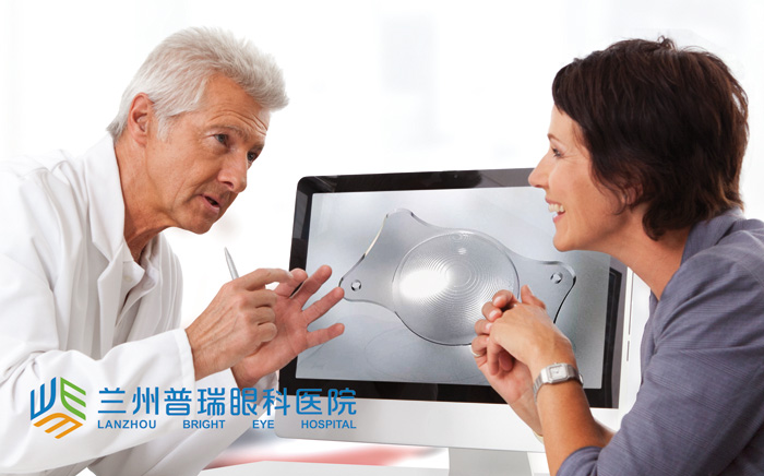 三焦點(diǎn)晶體：看報、打球、看風(fēng)景視力都很清晰